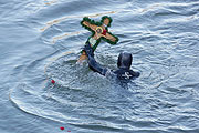 Schwimmer holten das Kreuz zurück aus der 4 Grad kalten Isar (Foto: Martin Schmitz)